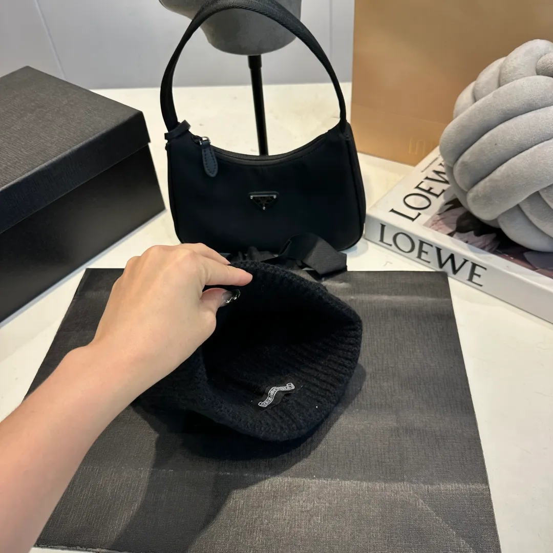 P60 Crow Heart Autumn and Winter Wool Knitted Beanie This must be the favorite of minimalism. It is clean, neat, fashionable and versatile, and will definitely not be picky about your face shape! A fashionable classic that lasts forever! Fashionable black and white can be purchased together